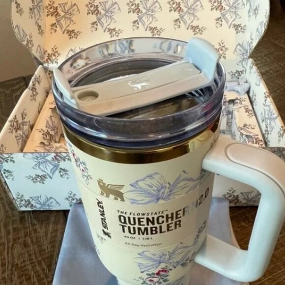 STANLEY X LOVESHACKFANCY HOLIDAY QUENCHER | 40 OZ - Picture 4 of 5